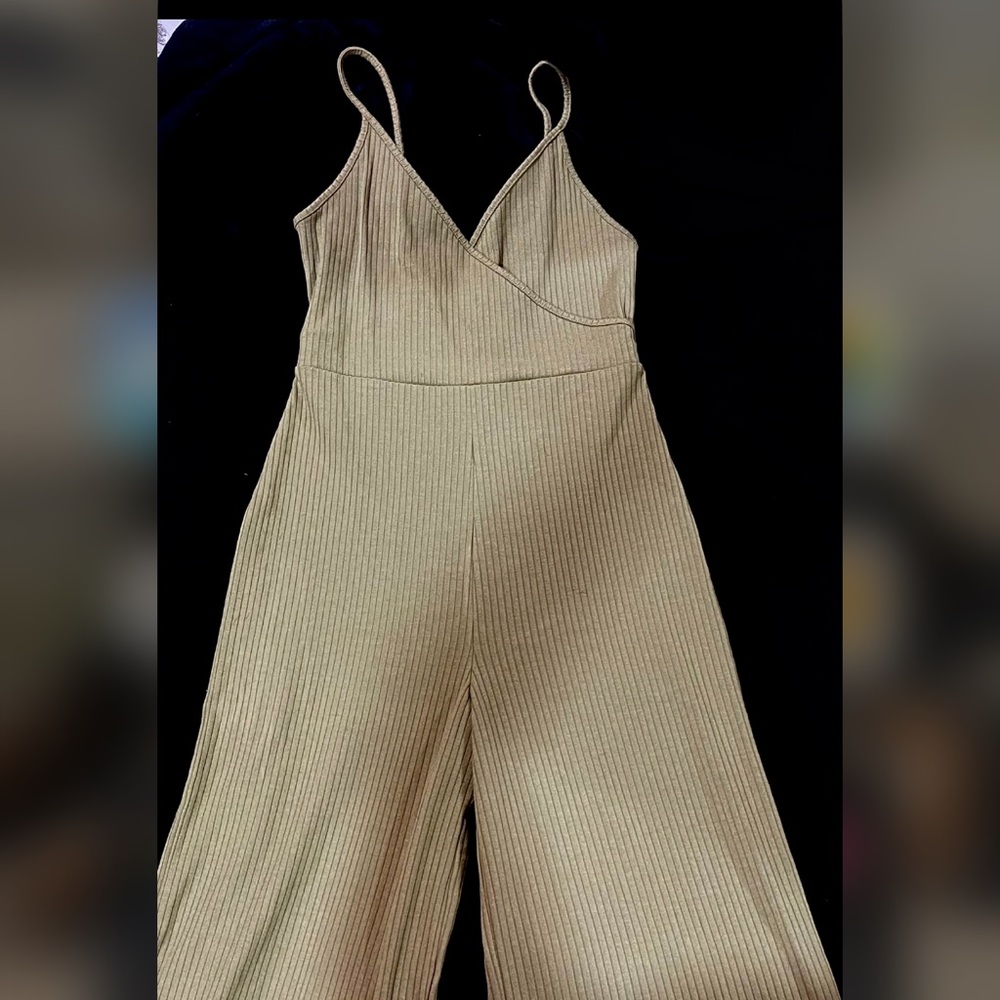 Forever 21 Jumpsuit. Straight leg. Like new. Bundle to save